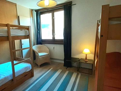 une chambre avec un lit superposé et une fenêtre dans l'établissement Charmant 3 pièces à Plagne Centre, 6 pers, proche centre et pistes - FR-1-351-226, à La Plagne Tarentaise