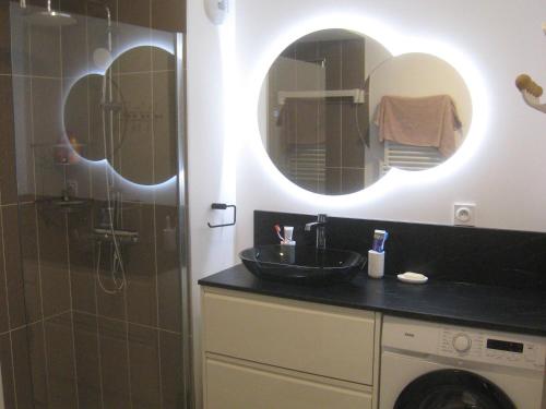 une salle de bain avec un lavabo et deux miroirs dans l'établissement Appartement cosy 6-8 pers, au pied des pistes, Le Grand-Bornand - FR-1-467-133, au Grand-Bornand