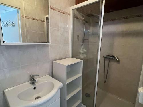 une salle de bain avec un lavabo et une douche dans l'établissement Studio abordable pour 4 personnes avec balcon près de la plage - FR-1-701-85, à Valras-Plage