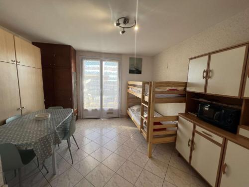 une petite chambre avec une table et une salle à manger dans l'établissement Studio abordable pour 4 personnes avec balcon près de la plage - FR-1-701-85, à Valras-Plage