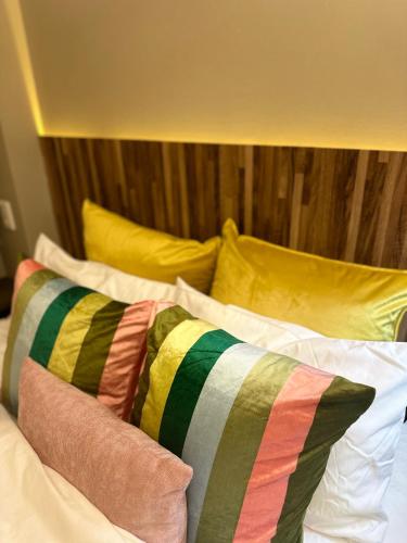 大阪市にあるe-hostel 心斎橋 404のベッド(カラフルな枕付)