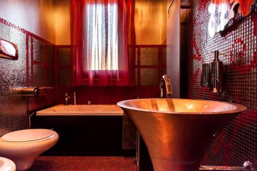 een badkamer met een koperen wastafel en een toilet bij Casa Vacanze Lidia in Balestrate