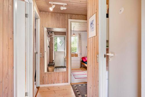- un couloir d'une maison avec un miroir et une salle de bains dans l'établissement Well-Maintained Vacation Home Close To A Lovely Bathing Beach, à Ebeltoft