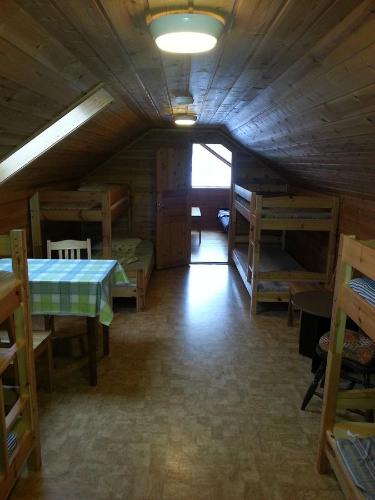 Våningssäng eller våningssängar i ett rum på Bøyum Camping