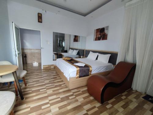 a bedroom with a bed and a table and a chair at Tina 2 Hotel in Cái Răng