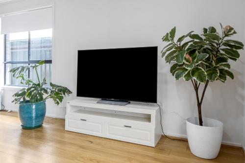 TV a/nebo společenská místnost v ubytování Entire 2 storey home in Tranmere