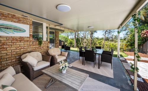 ゴールドコーストにある4BR Coomera Views! Prime Gold Coast Near Beachesのテーブルと椅子のある屋外パティオ