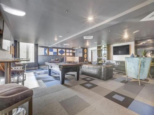 Χώρος καθιστικού στο SLC Modern Retreat Pool & Parking