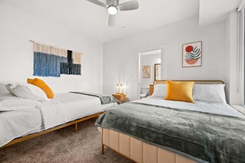 En eller flere senge i et værelse på Scenic SLC Apartment w Pool & Gym