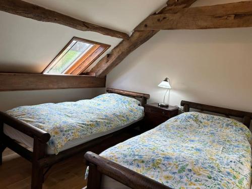 ein Schlafzimmer mit zwei Betten und einem Fenster in der Unterkunft Happy Horse Cottages in Sennybridge