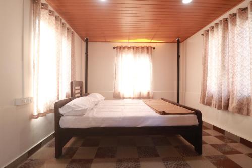 Postel nebo postele na pokoji v ubytování Flintstone Home