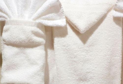 - une serviette blanche fermée dans l'établissement Deauville studio en bord de mer, à Deauville