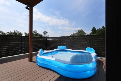 a blue inflatable hot tub on a deck at Wellリゾート富士 in Gotemba