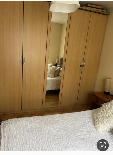 Postel nebo postele na pokoji v ubytování Queens Crescent