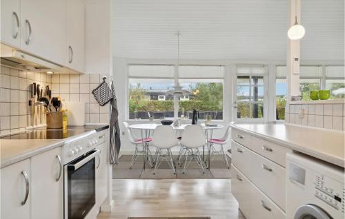 Holiday Home Pilevænget Rudkøbing Xにあるキッチンまたは簡易キッチン