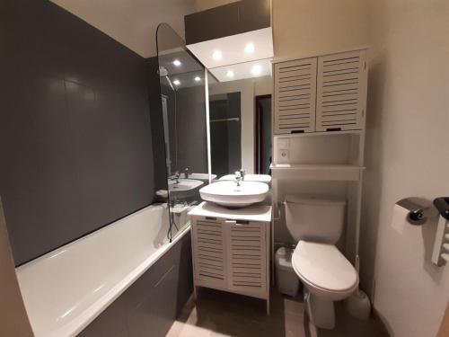 une salle de bain avec un lavabo, des toilettes et une baignoire dans l'établissement Résidence La Marelle et Le Rami - maeva Home - Studio 4 personnes - Sélection MAE-7724, à La Plagne Tarentaise