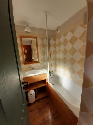 une salle de bain avec un lavabo et une baignoire dans l'établissement Résidence La Marelle et Le Rami - maeva Home - Appartement 2 pièces 4 personnes - Sélection MAE-8614, à La Plagne Tarentaise