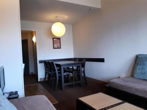 un petit salon avec une table et un canapé dans l'établissement Résidence La Marelle et Le Rami - maeva Home - Appartement 3 pièces 7 personnes - Sélection MAE-8654, à La Plagne Tarentaise