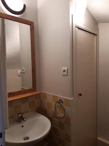 une salle de bain avec un lavabo et un miroir dans l'établissement Résidence La Marelle et Le Rami - maeva Home - Appartement 3 pièces 7 personnes - Sélection MAE-8654, à La Plagne Tarentaise