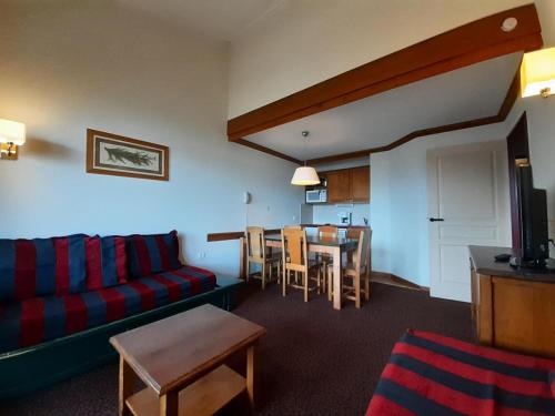 un salon avec un canapé et une table dans l'établissement Résidence La Marelle et Le Rami - maeva Home - Appartement 3 pièces 7 personnes - Sélection MAE-8774, à La Plagne Tarentaise