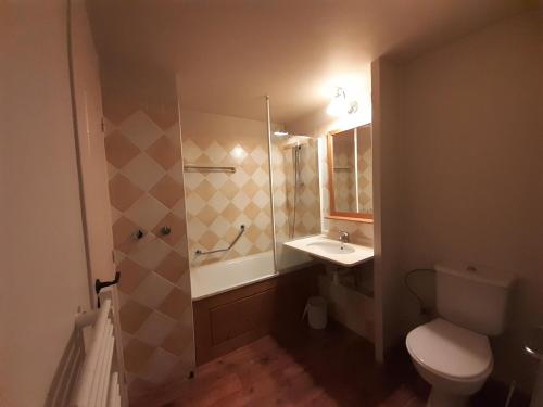 une salle de bain avec une douche, des toilettes et un lavabo dans l'établissement Résidence La Marelle et Le Rami - maeva Home - Studio 4 personnes - Sélection MAE-4334, à La Plagne Tarentaise