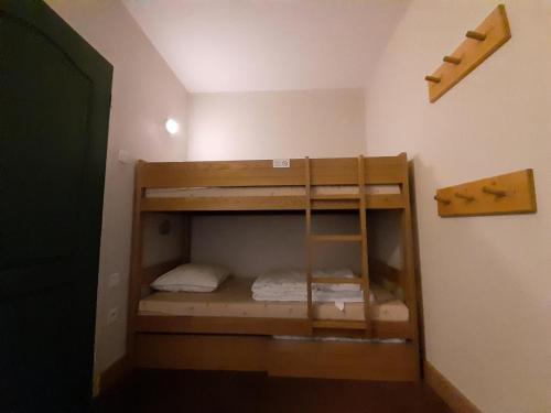 une chambre avec deux lits superposés dans l'établissement Résidence La Marelle et Le Rami - maeva Home - Studio 4 personnes - Sélection MAE-4334, à La Plagne Tarentaise