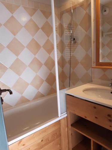 une salle de bain avec douche et lavabo dans l'établissement Résidence La Marelle et Le Rami - maeva Home - Appartement 2 pièces 5 personnes - Sélection MAE-4514, à La Plagne Tarentaise