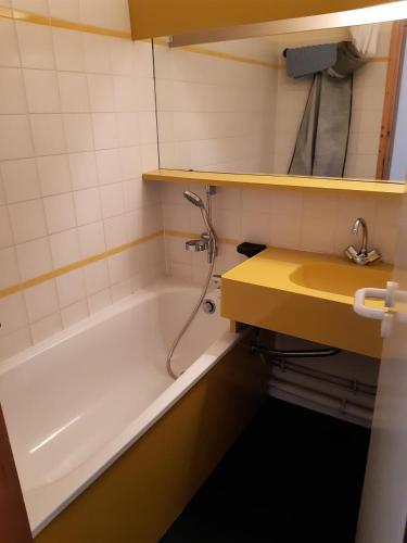 une salle de bain avec une baignoire et un lavabo dans l'établissement Résidence Le Sextant - maeva Home - Appartement 2 pièces 5 personnes - Sélection MAE-9811, à La Plagne Tarentaise