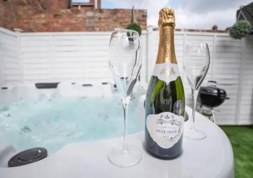 Amberley House - with Hot Tub + Free Parking photo 1