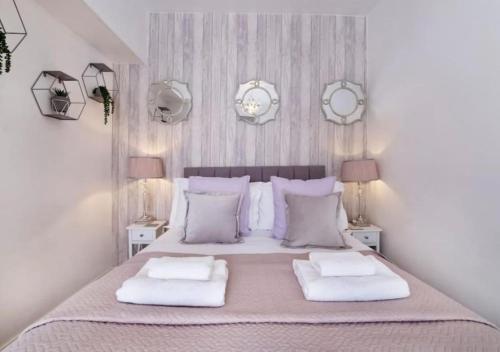 Amberley House - with Hot Tub + Free Parking photo 3