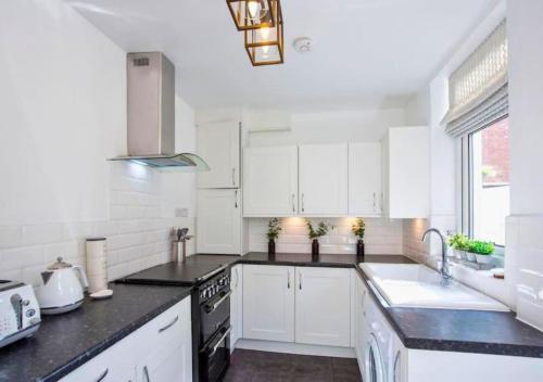 Amberley House - with Hot Tub + Free Parking photo 10