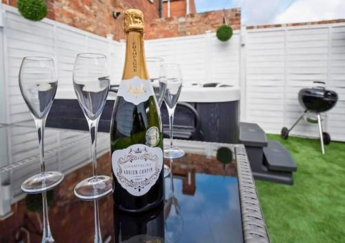 Amberley House - with Hot Tub + Free Parking photo 8