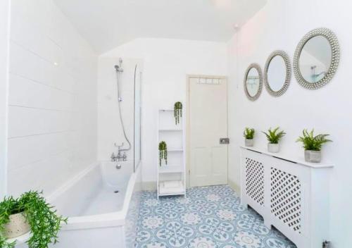 Amberley House - with Hot Tub + Free Parking photo 4