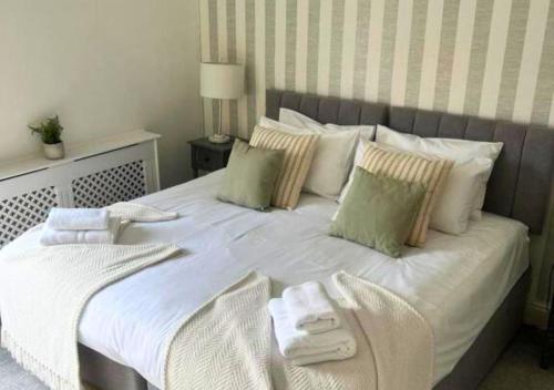 Amberley House - with Hot Tub + Free Parking photo 13