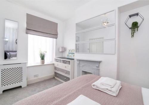 Amberley House - with Hot Tub + Free Parking photo 17