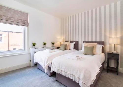 Amberley House - with Hot Tub + Free Parking photo 14
