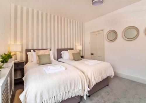 Amberley House - with Hot Tub + Free Parking photo 19