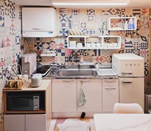 ソウルにあるClose to Gangnam, COEX, Asan Medical Centar & Luxury Apartment near Lotte worldのシンクと電子レンジのある小さなキッチン