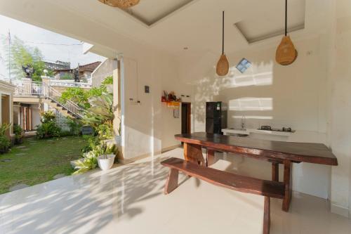 kuchnia z drewnianym stołem i ławką w obiekcie Hotel Umah Anyar Teges w mieście Ubud