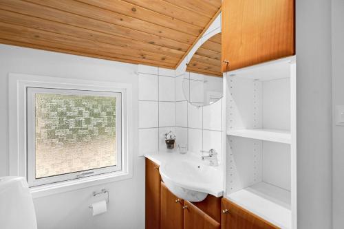 ein Badezimmer mit Waschbecken und Fenster in der Unterkunft Amazing Home In Rønde With 2 Bedrooms, Swimming Pool And Wifi in Rønde