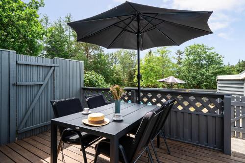 Ein Balkon oder eine Terrasse in der Unterkunft Amazing Home In Rønde With 2 Bedrooms, Swimming Pool And Wifi