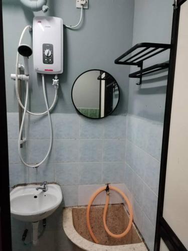 a bathroom with a sink and a mirror at Amara Homestay Cameron Highlands in Cameron Highlands