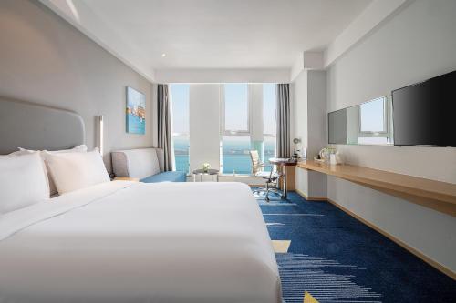 Ένα ή περισσότερα κρεβάτια σε δωμάτιο στο Holiday Inn Express - Qingdao West Coast by IHG