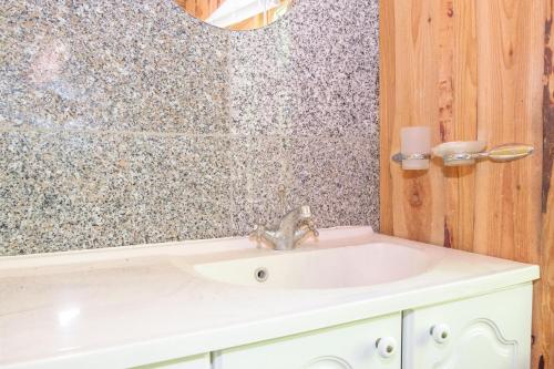 une salle de bain avec un lavabo et une douche dans l'établissement Beautiful Home In Knebel With 2 Bedrooms, à Knebel