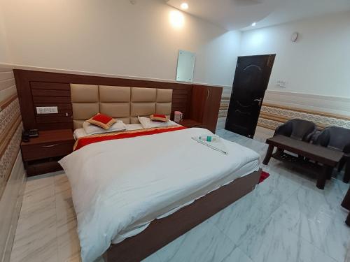 Postel nebo postele na pokoji v ubytování Abrol residency