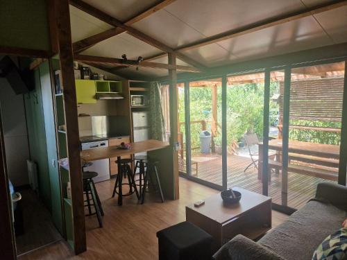 un soggiorno con un divano e un tavolo di chalet 315 camping 4 étoiles Bassin d'Arcachon La Teste a La Teste-de-Buch