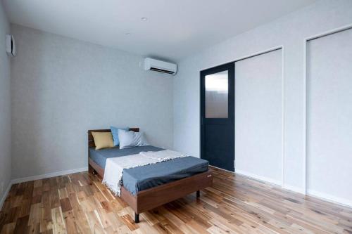 Una cama o camas en una habitación de Manhattan Hills富山