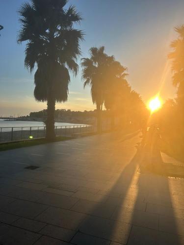 Η ανατολή ή δύση του ηλίου όπως φαίνεται από αυτό το διαμέρισμα ή από εκεί κοντά