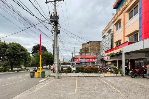 an empty street with motorcycles parked on the side of the road at RedDoorz at Hotel Anda Pematang Siantar in Pematangsiantar