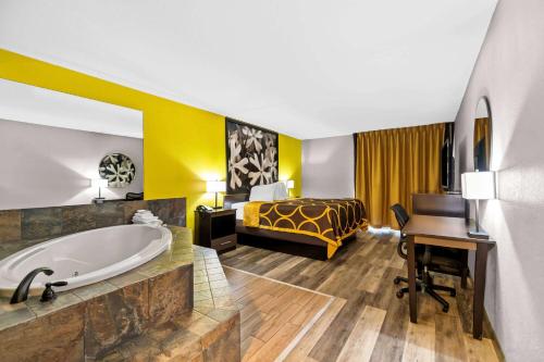 Ένα ή περισσότερα κρεβάτια σε δωμάτιο στο Super 8 by Wyndham Paragould